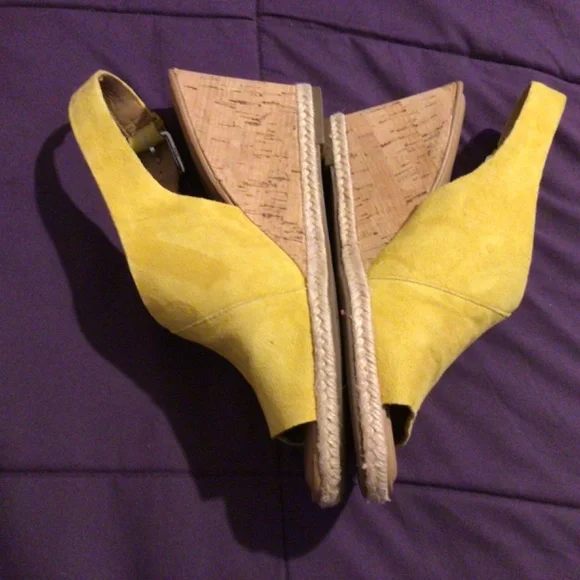 New Yellow Suede Franco Sarto Wedges 7.5 - Picture 4 of 6